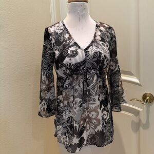 NWT Peck & Peck Women's Black and Gray Floral Top